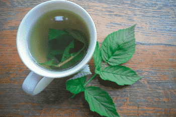 frambozenblad thee helpt tegen kramp in de baarmoeder