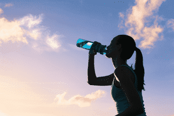water drinken helpt ook om je gewicht te behouden