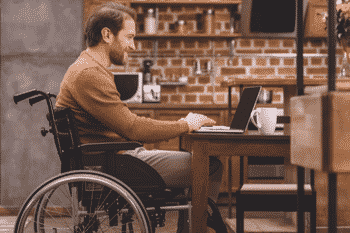sommige mensen met een autoimmuun ziekte hebben hulpmiddelen nodig zoals een rolstoel