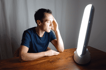 een daglichtlamp kan helpen bij somberheid in de winter